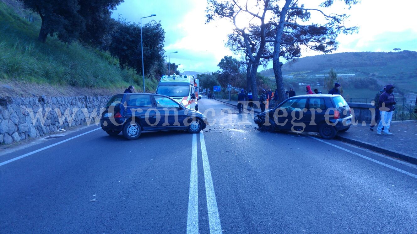 POZZUOLI/ Schianto frontale tra due auto, feriti i conducenti