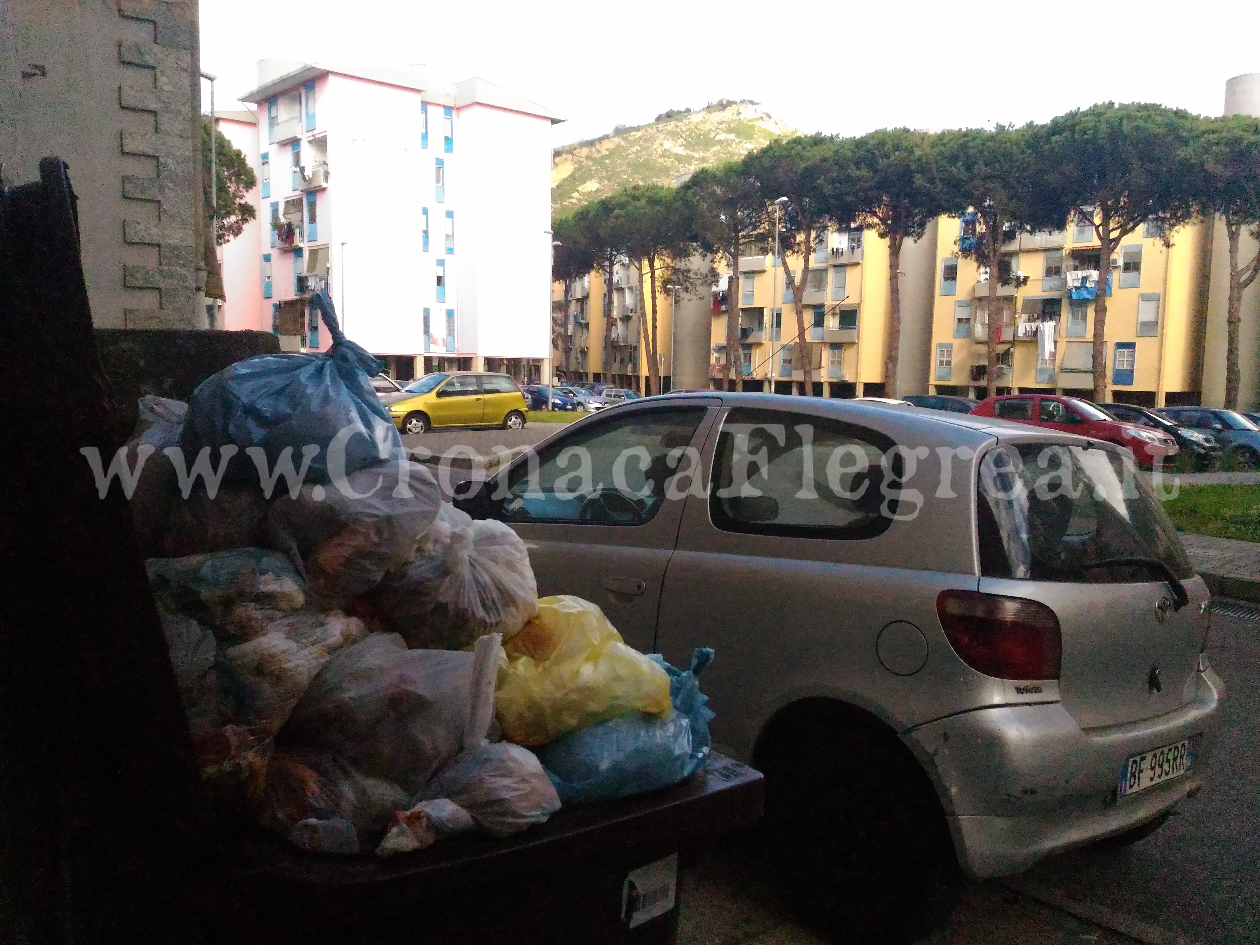 POZZUOLI/ Stop alla raccolta, a Toiano i rifiuti restano a terra – LE FOTO