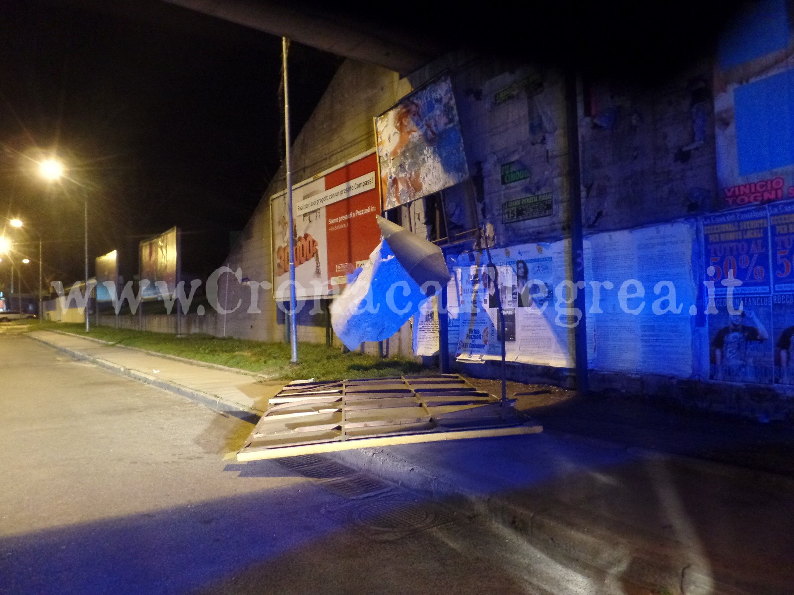 Il tabellone pubblicitario caduto in via Monterusciello