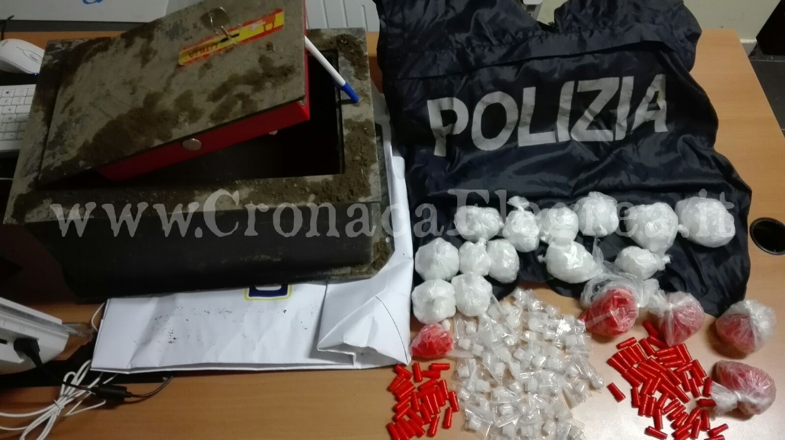 Droga nascosta in una cassaforte celata nei giardinetti: arrestato giovane pusher