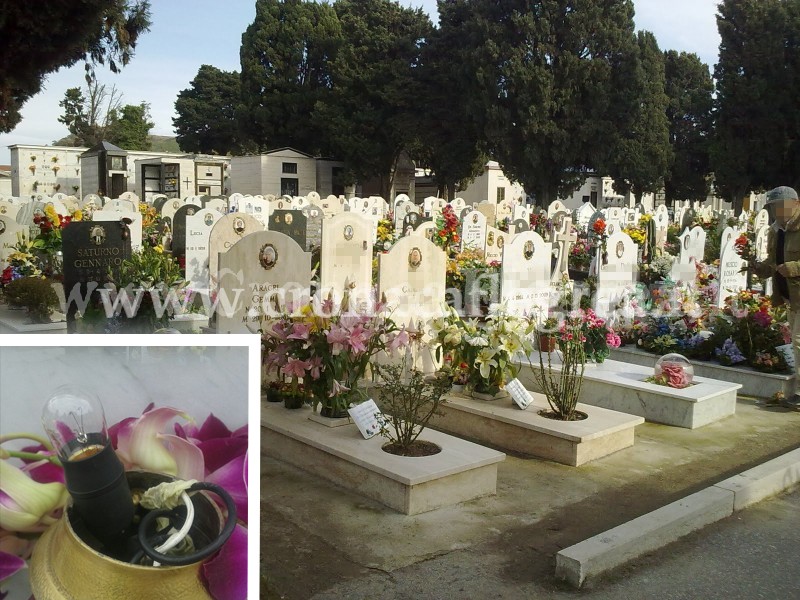«Luci spente e furti alle lapidi nel cimitero di Pozzuoli»