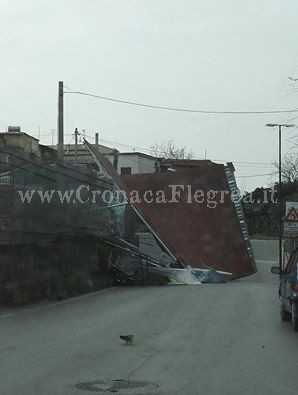 QUARTO/ Strade chiuse e alberi sradicati, il vento non dà tregua – LE FOTO