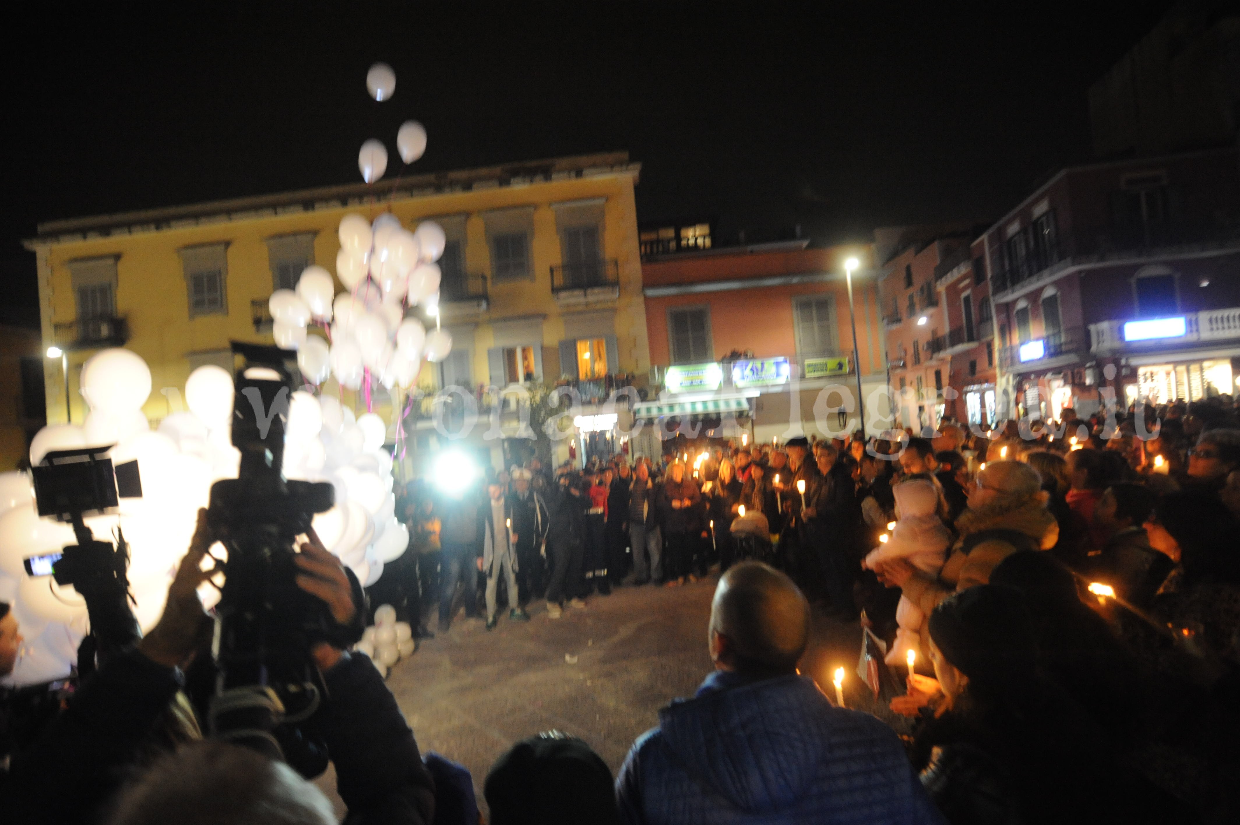 POZZUOLI/ Cinquecento fiaccole e palloncini bianchi per Carla – LE FOTO