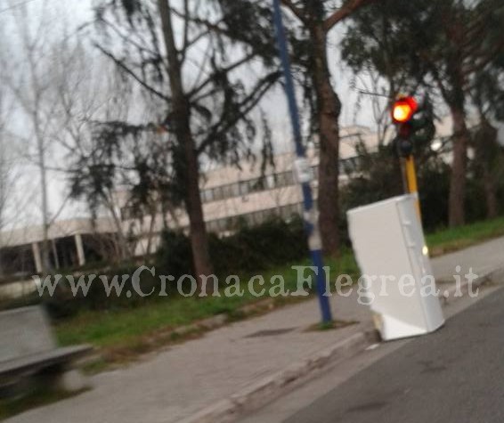 POZZUOLI/ Assurdo a Monterusciello: abbandonato un frigorifero ai semafori