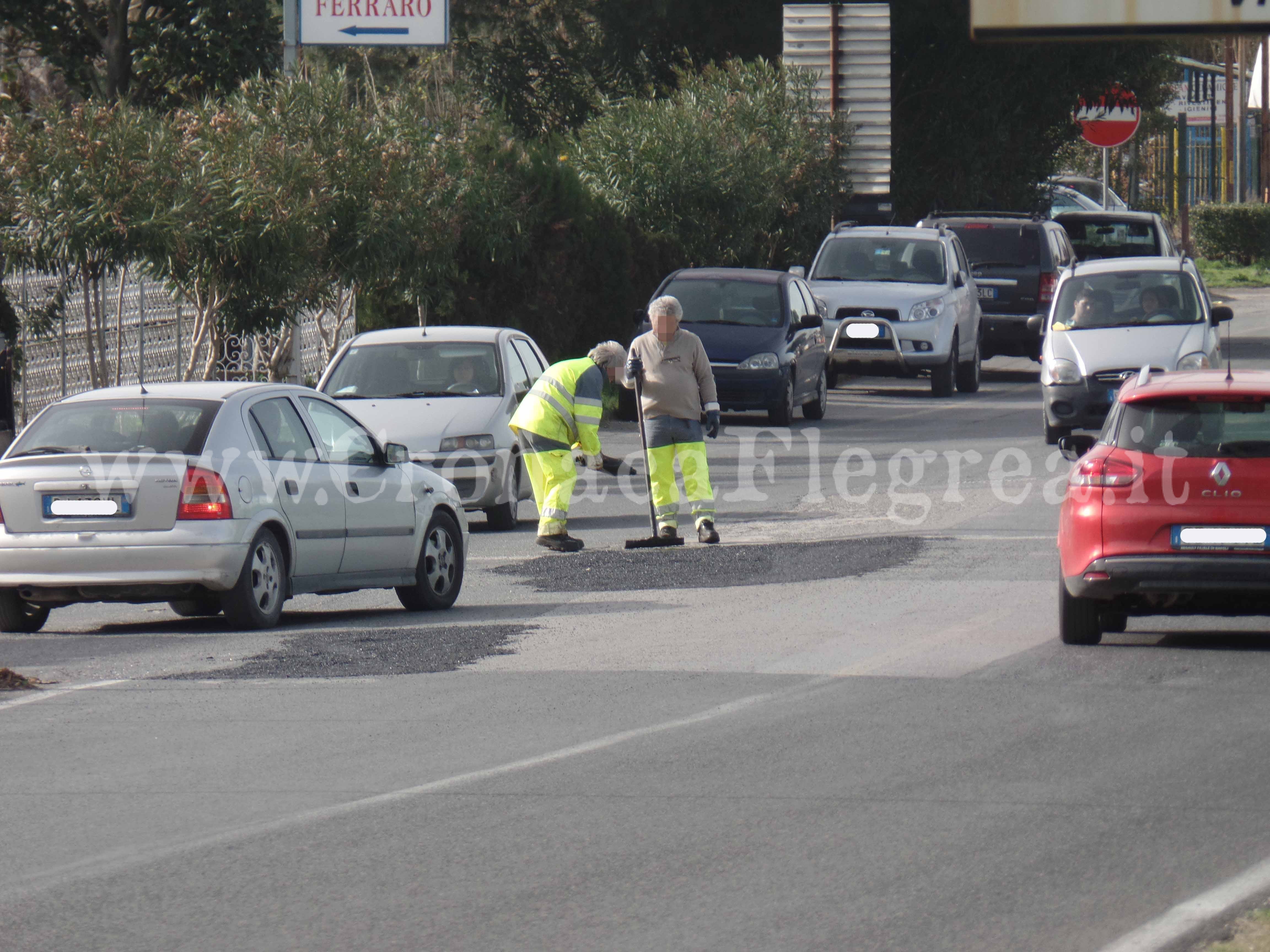 POZZUOLI/ Operai incoscienti gettano asfalto tra le auto in corsa – LE FOTO