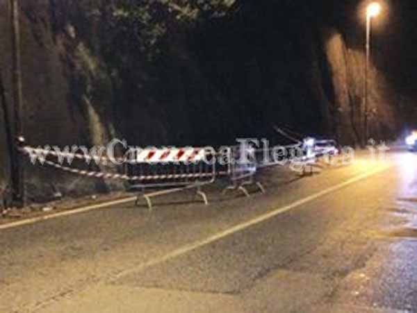 Frana tra Bacoli e Pozzuoli, chiusa parte di strada – LE FOTO