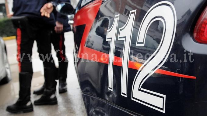 Rapina coppia di giovani in macchina, i carabinieri lo arrestano dopo pochi minuti