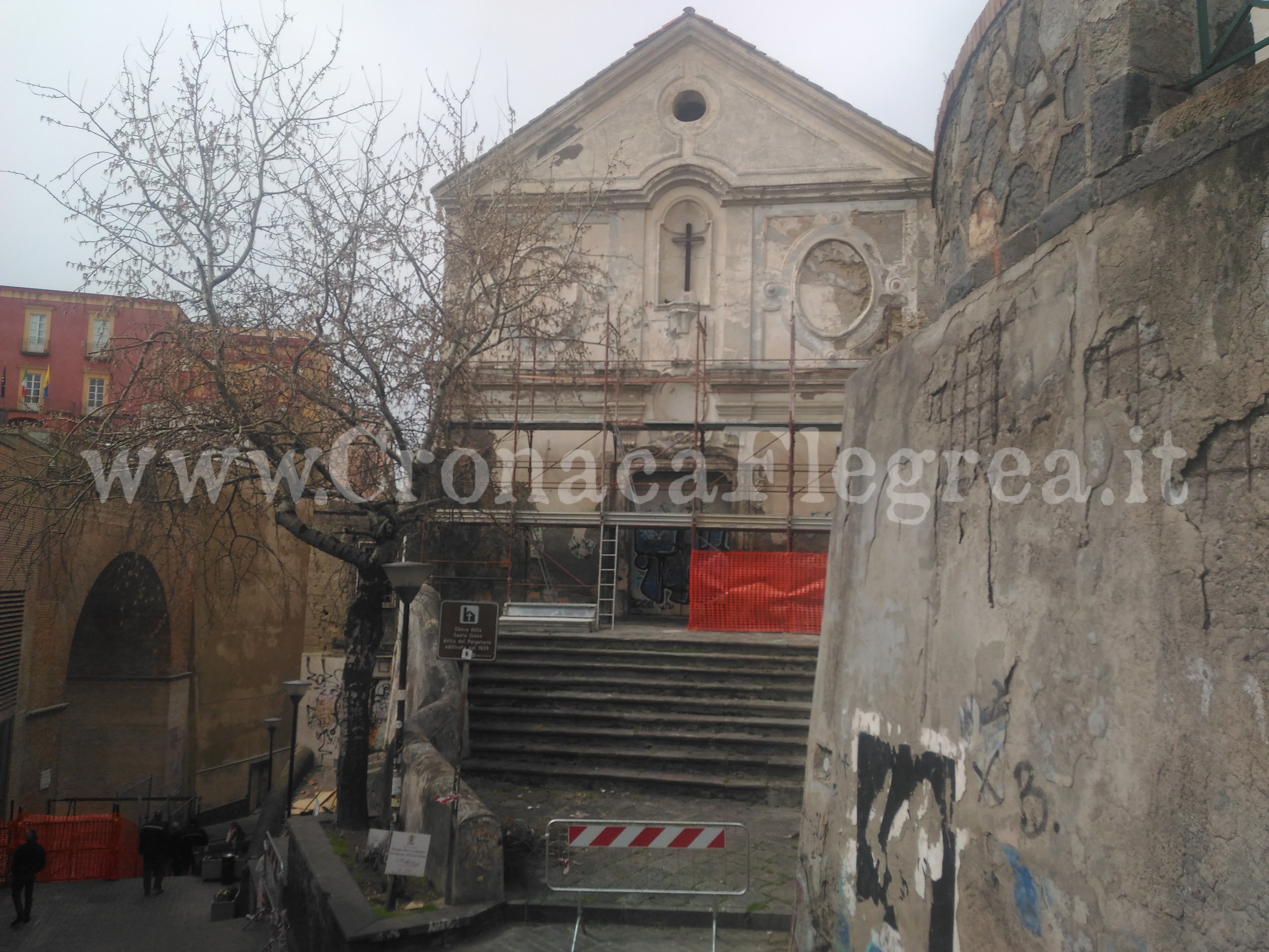 POZZUOLI/ Cadono i calcinacci dalla Chiesa del Purgatorio, iniziata la messa in sicurezza