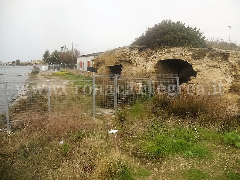 BACOLI/ Rifiuti ed incuria, un dossier fotografico sulle “Grotte dell’Acqua”