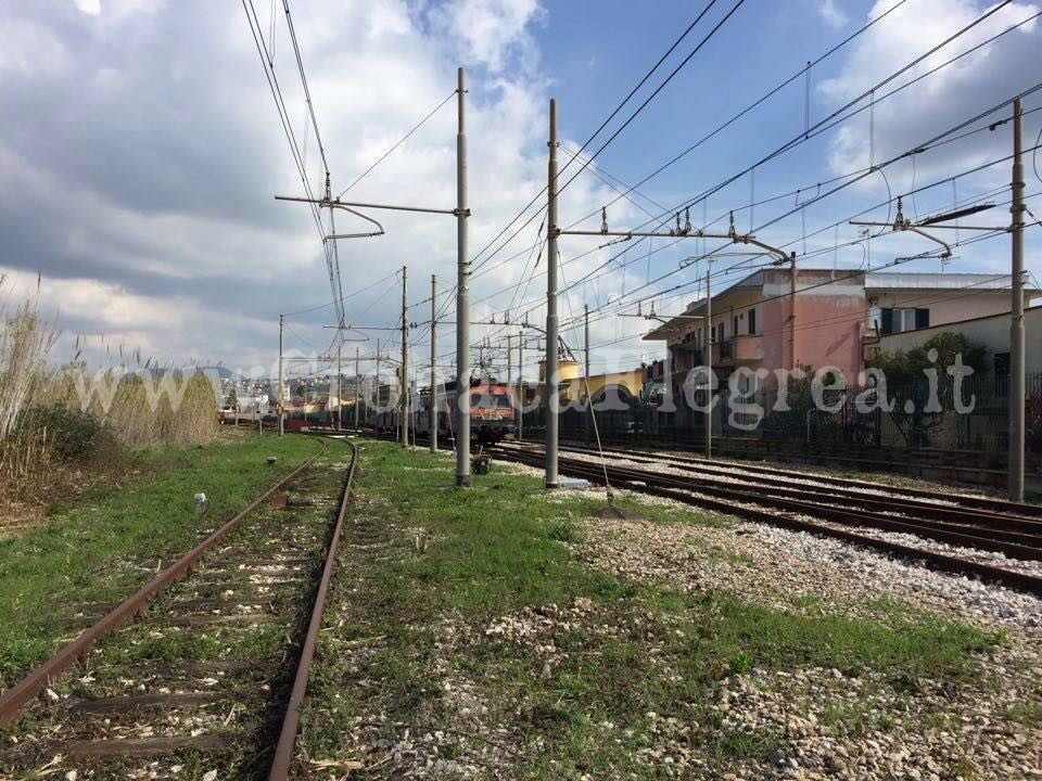 Ancora un incidente per la Cumana, treno fermo a Fusaro