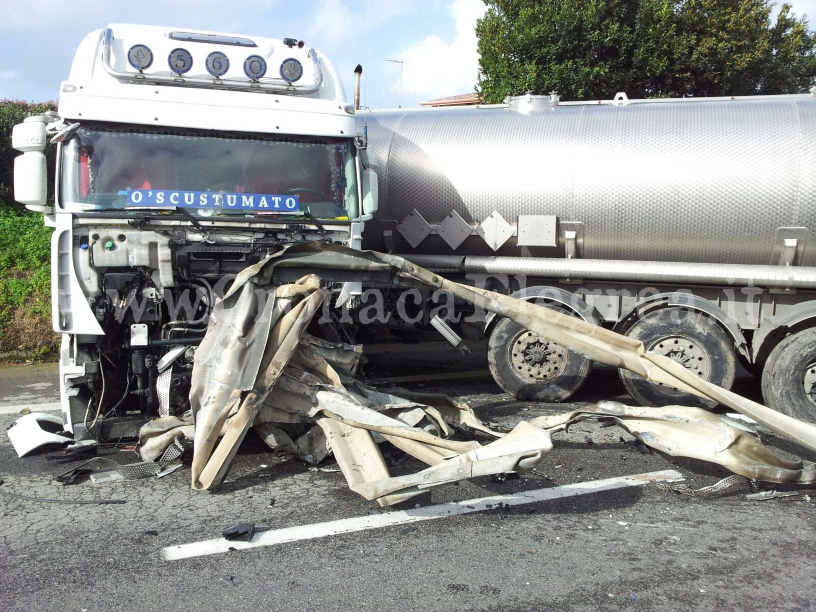 Autobotte esce di strada e distrugge guardrail: traffico in tilt verso Pozzuoli – LE FOTO