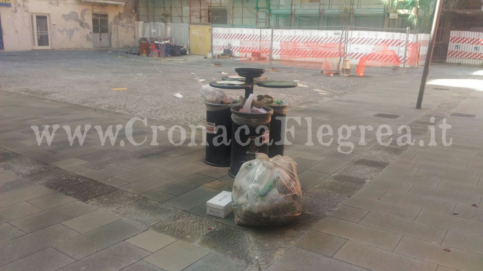 FOTONOTIZIA/ In piazza a Pozzuoli la spazzatura si deposita il sabato pomeriggio
