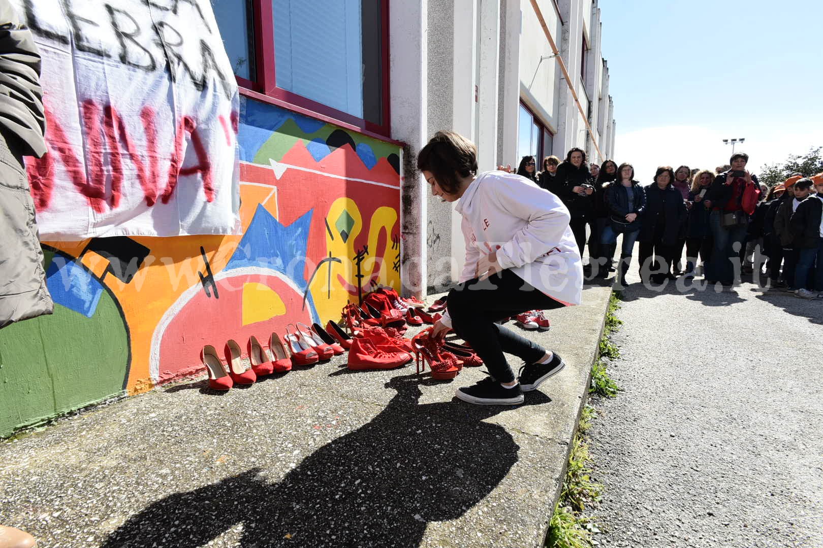 POZZUOLI/ “Zapatos Rojos” con sfilata: così gli studenti hanno celebrato l’8 marzo – LE FOTO