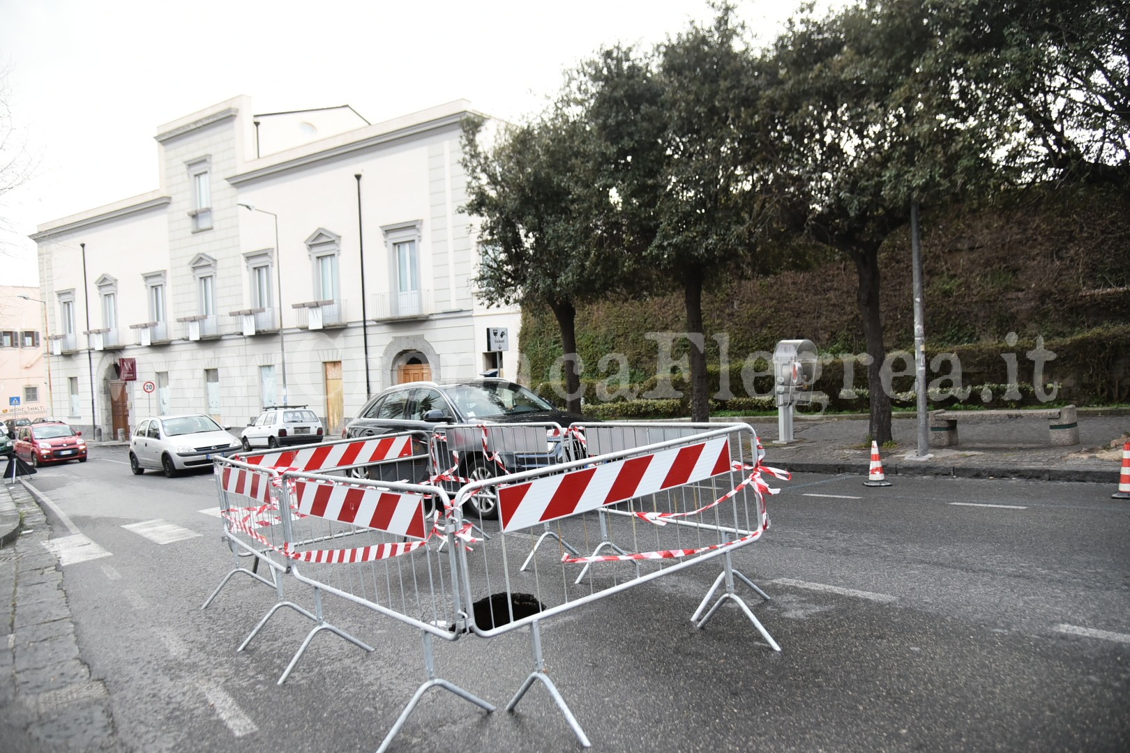 POZZUOLI/ Cede il manto stradale: disagi e paura per il vuoto sotto l’asfalto – LE FOTO