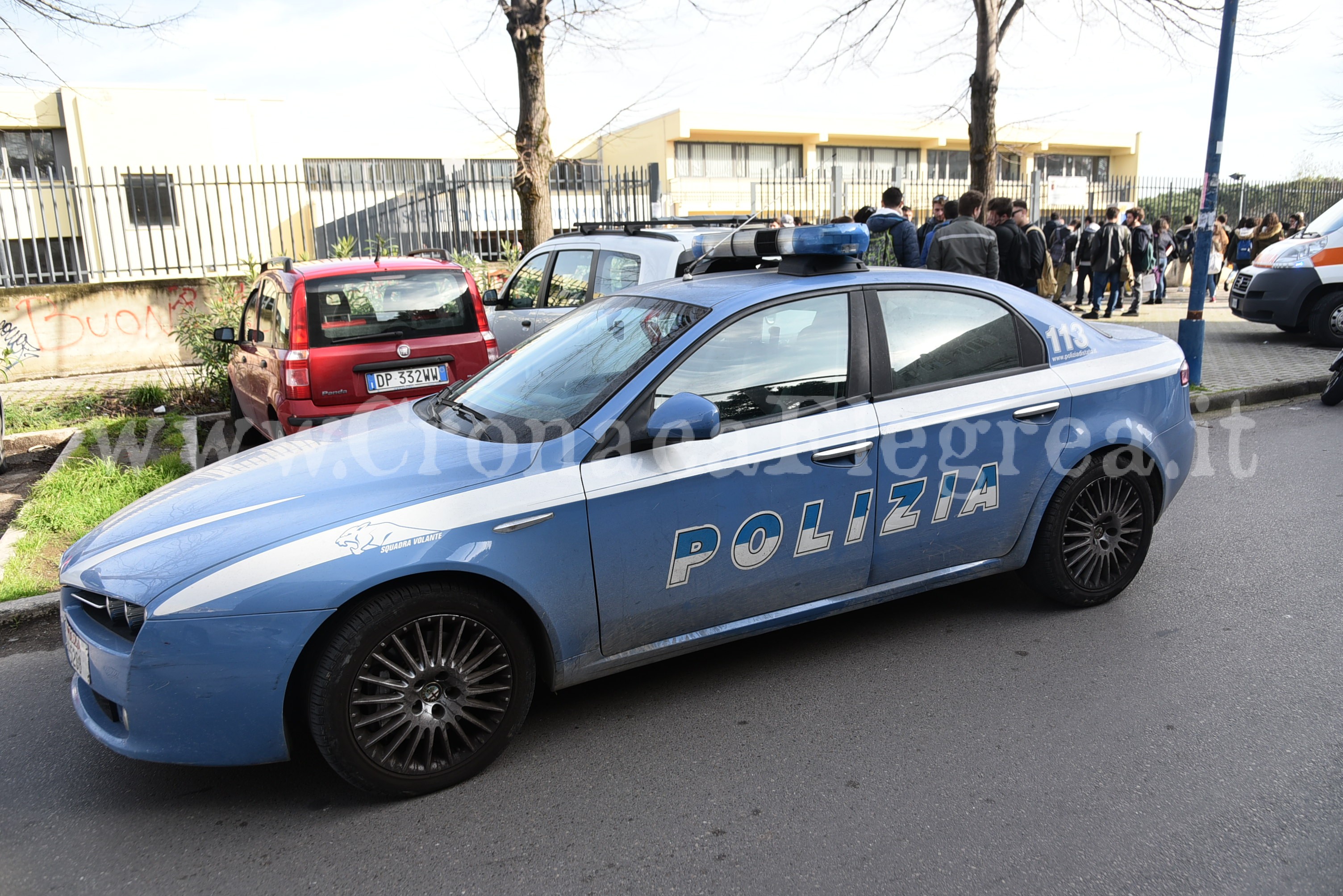 POZZUOLI/ Stop alle pulizie, lavoratori “litigano” con la dirigente: è caos al liceo Majorana – LE FOTO