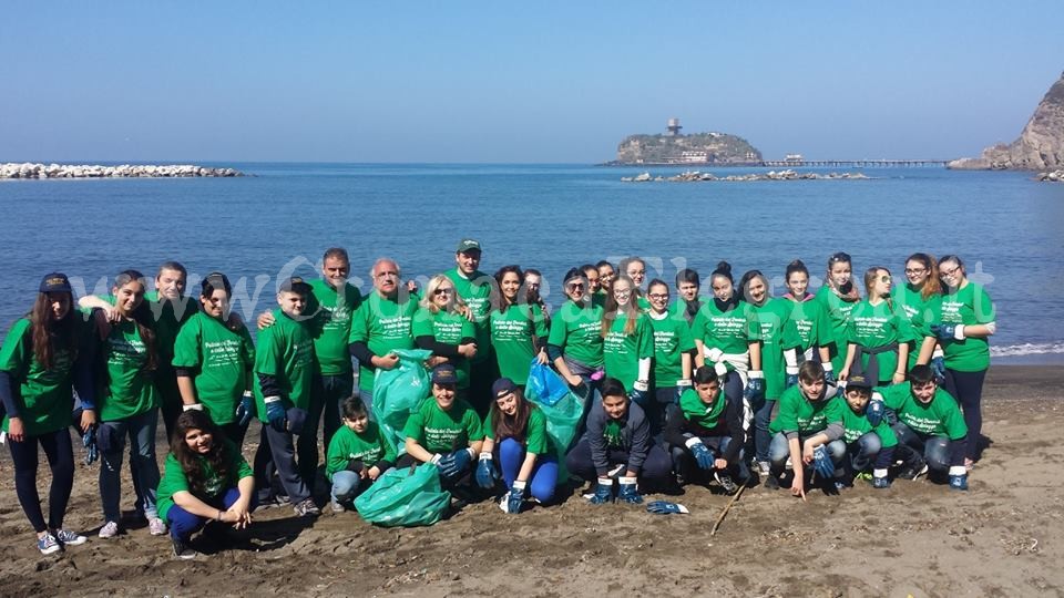 MONTE DI PROCIDA/ Pulizia spiagge e fondali, task-force Amministratori-volontari