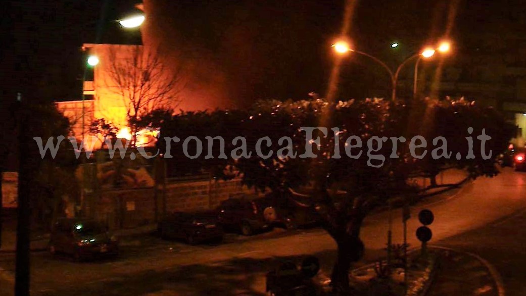 Paura nella notte: due auto in fiamme a Bacoli