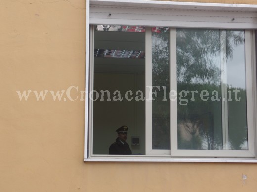 Carabinieri negli uffici del comune di Pozzuoli