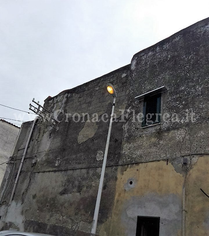 MONTE DI PROCIDA/ In Via Filomarino, lampioni accesi di giorno