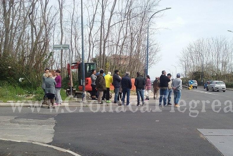 POZZUOLI/ Protesta a Monterusciello, residenti bloccano installazione nuova antenna