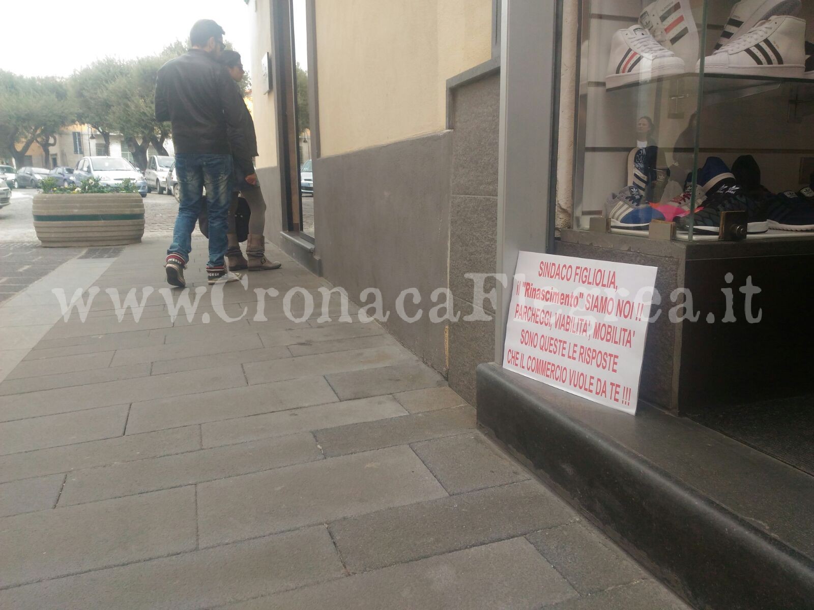 POZZUOLI/ Negozi tappezzati da manifesti anti-sindaco «Con Figliolia è morto il commercio» – LE FOTO