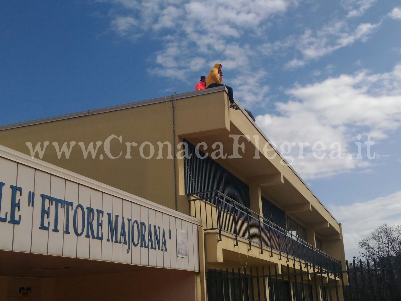 POZZUOLI/ Lavoratori sul tetto del liceo, uno viene colto da malore. Ancora tensioni al Majorana – LE FOTO