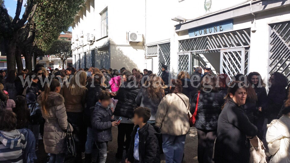 QUARTO/ Piove in classe, genitori protestano al Comune. Poi vanno dai carabinieri