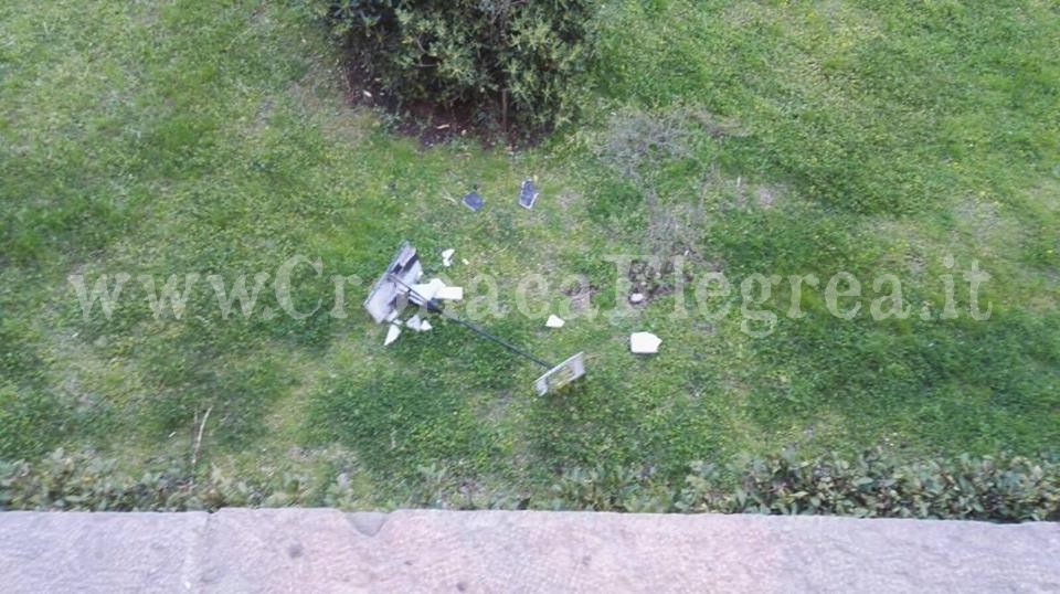 POZZUOLI/ Vandalizzato e distrutto totem informativo al Tempio di Serapide – LE FOTO