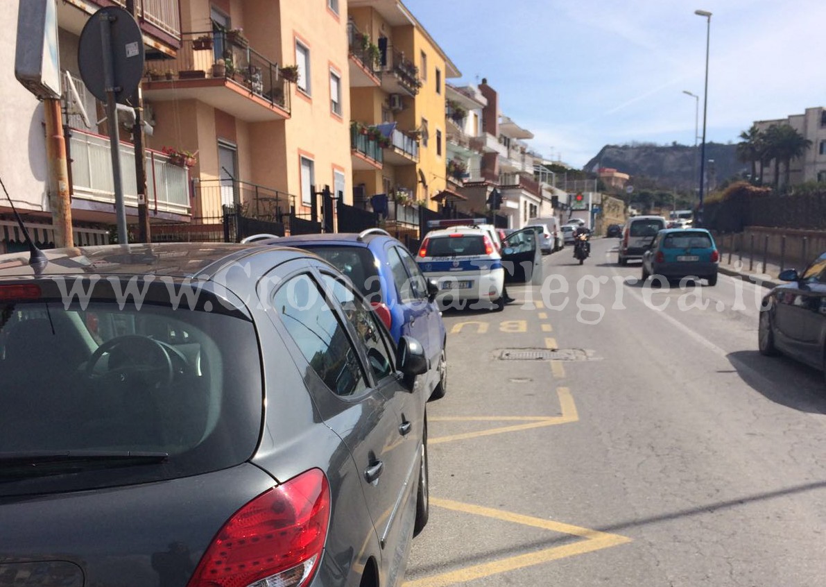 POZZUOLI/ Auto della Polizia Municipale in “sosta selvaggia” – LE FOTO