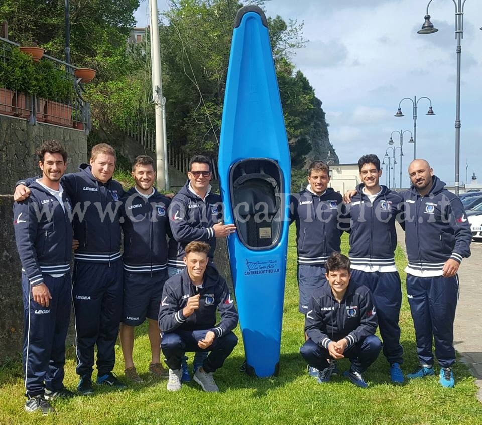 Canoa Club Napoli, in alto il nome di Bacoli