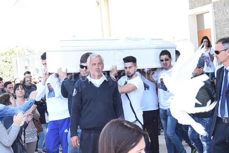 «Sempre nei nostri cuori!» Colombe e palloncini ai funerali del 21enne morto a Monterusciello – LE FOTO