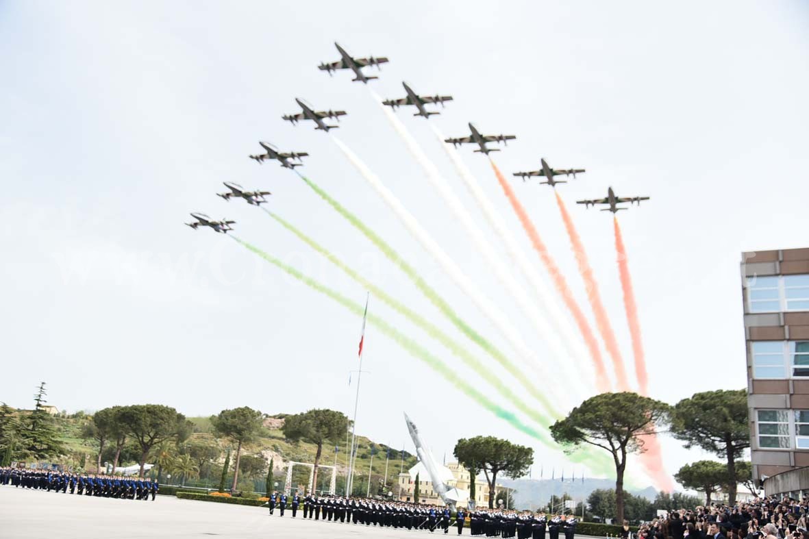 Le Frecce Tricolori incantano Pozzuoli – LE FOTO