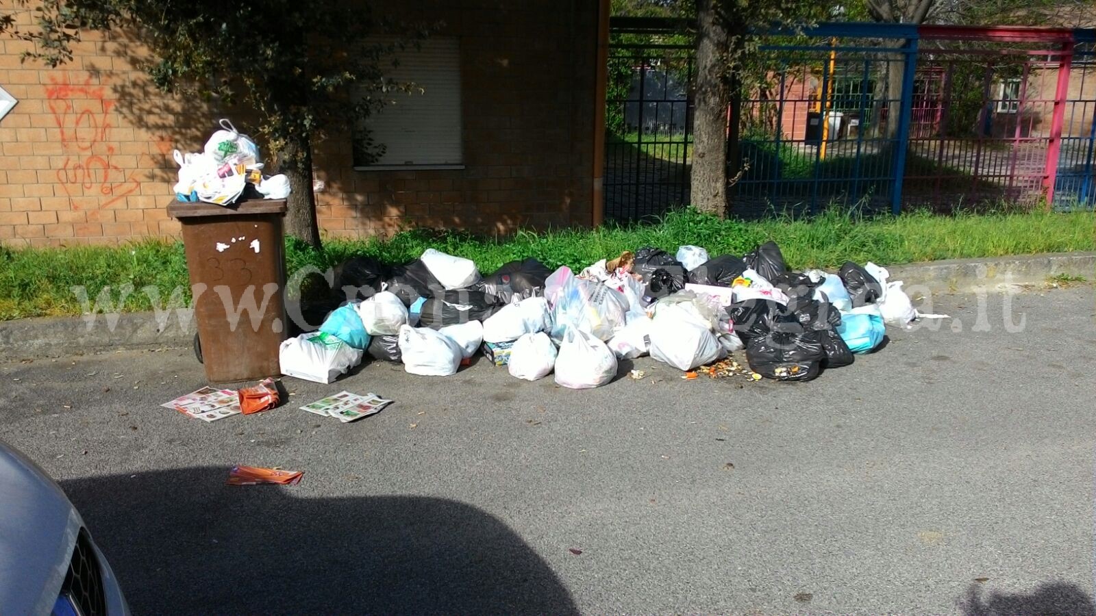 POZZUOLI/ Rifiuti davanti scuola, scoppia la rivolta delle mamme – LE FOTO