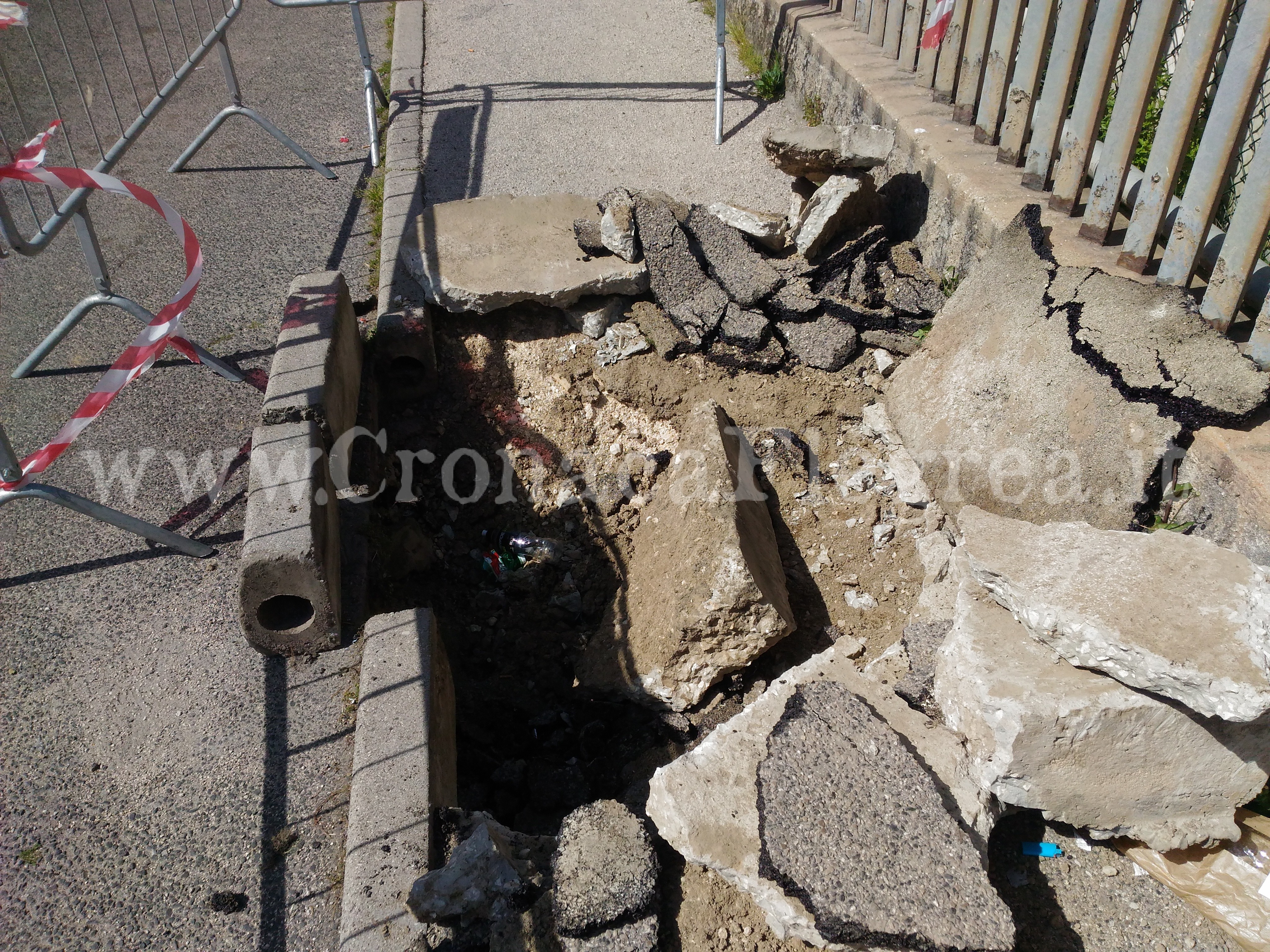 POZZUOLI/ Crolla un marciapiede in via Modigliani – LE FOTO