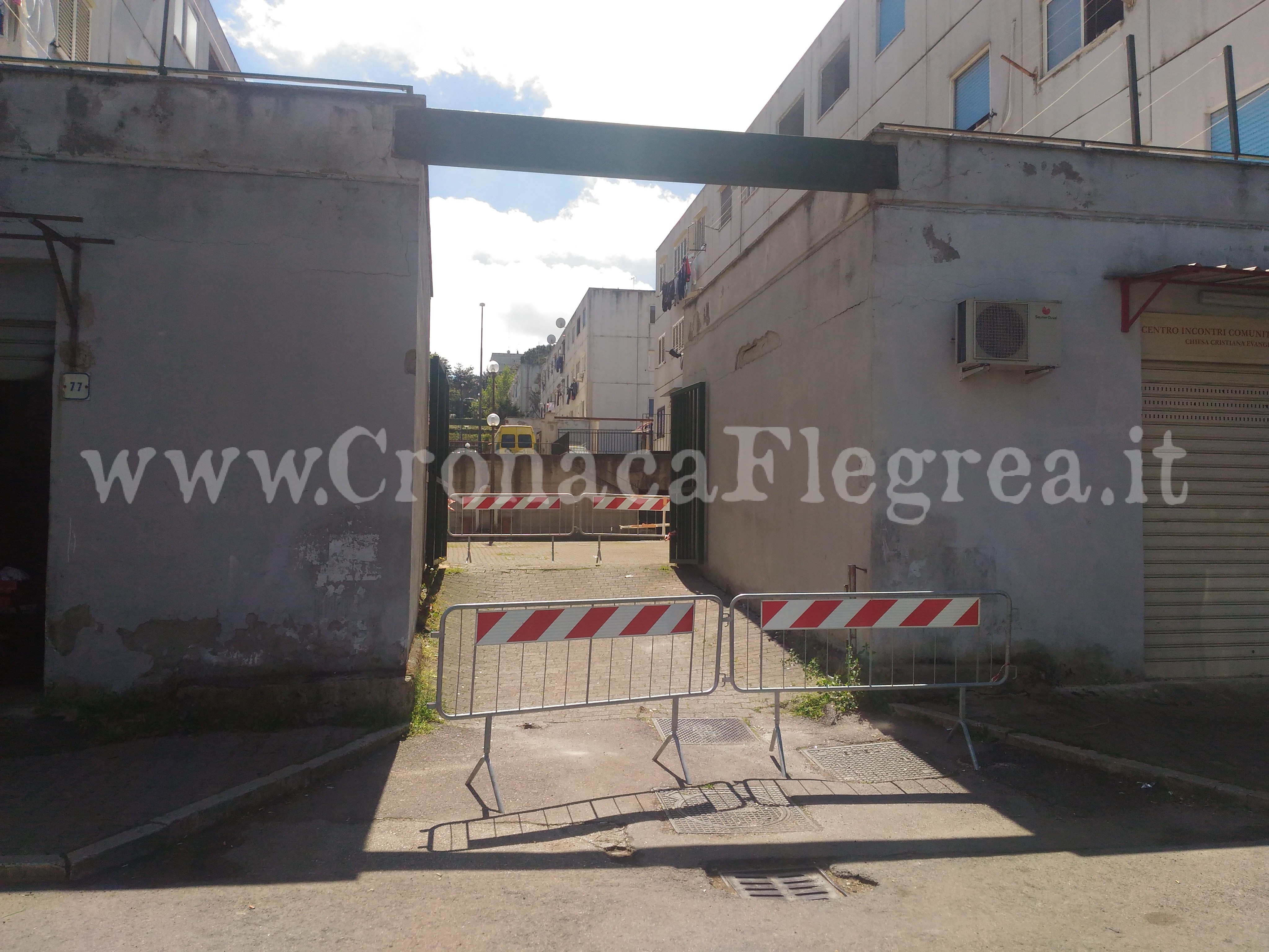 POZZUOLI/ Il Comune chiude l’accesso al palazzo e “sparisce”