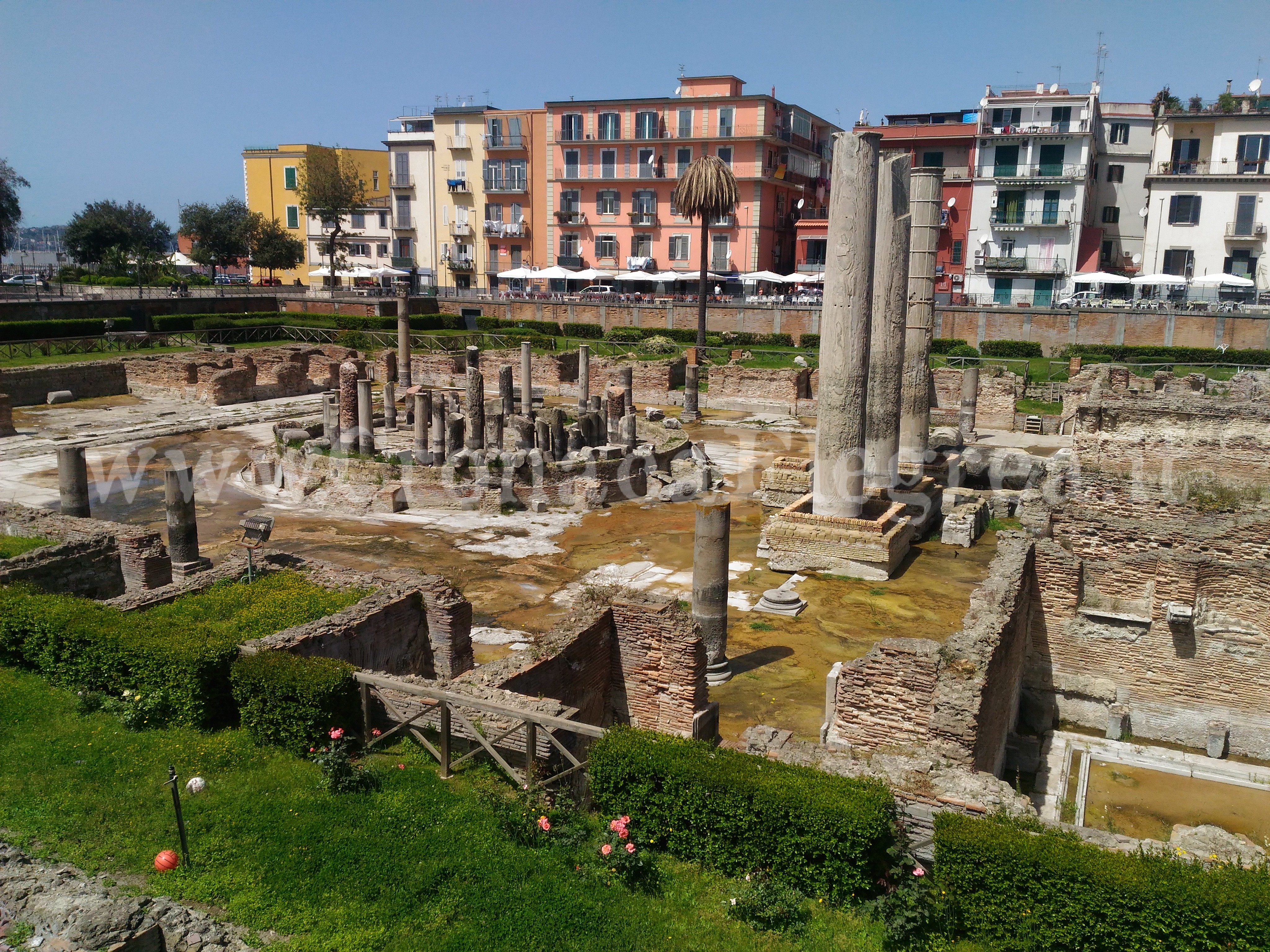 POZZUOLI/ Acqua putrida nel Tempio di Serapide, triste spettacolo per i turisti – LE FOTO