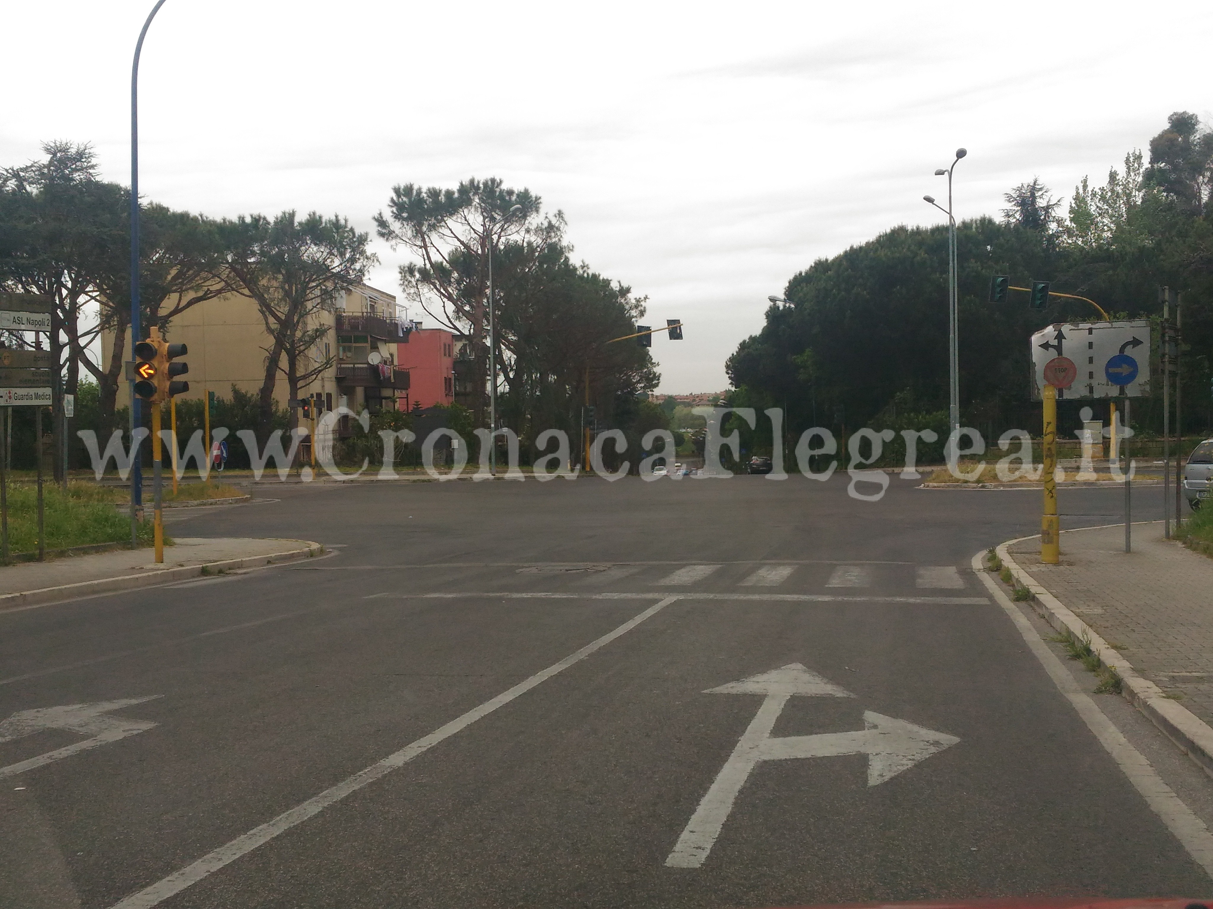 POZZUOLI/ Incrocio senza semaforo, pericolo a Monterusciello