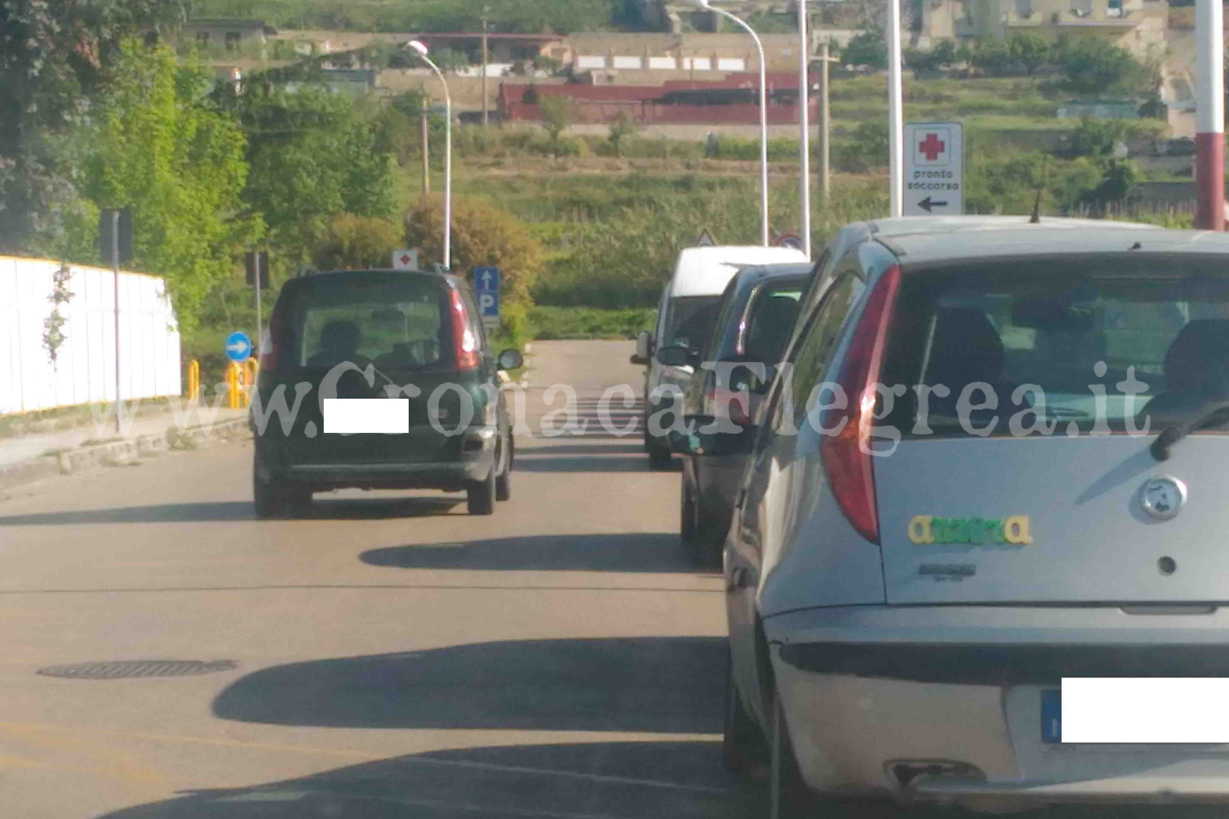 POZZUOLI/ Auto in sosta selvaggia per non pagare il parcheggio dell’ospedale – LE FOTO