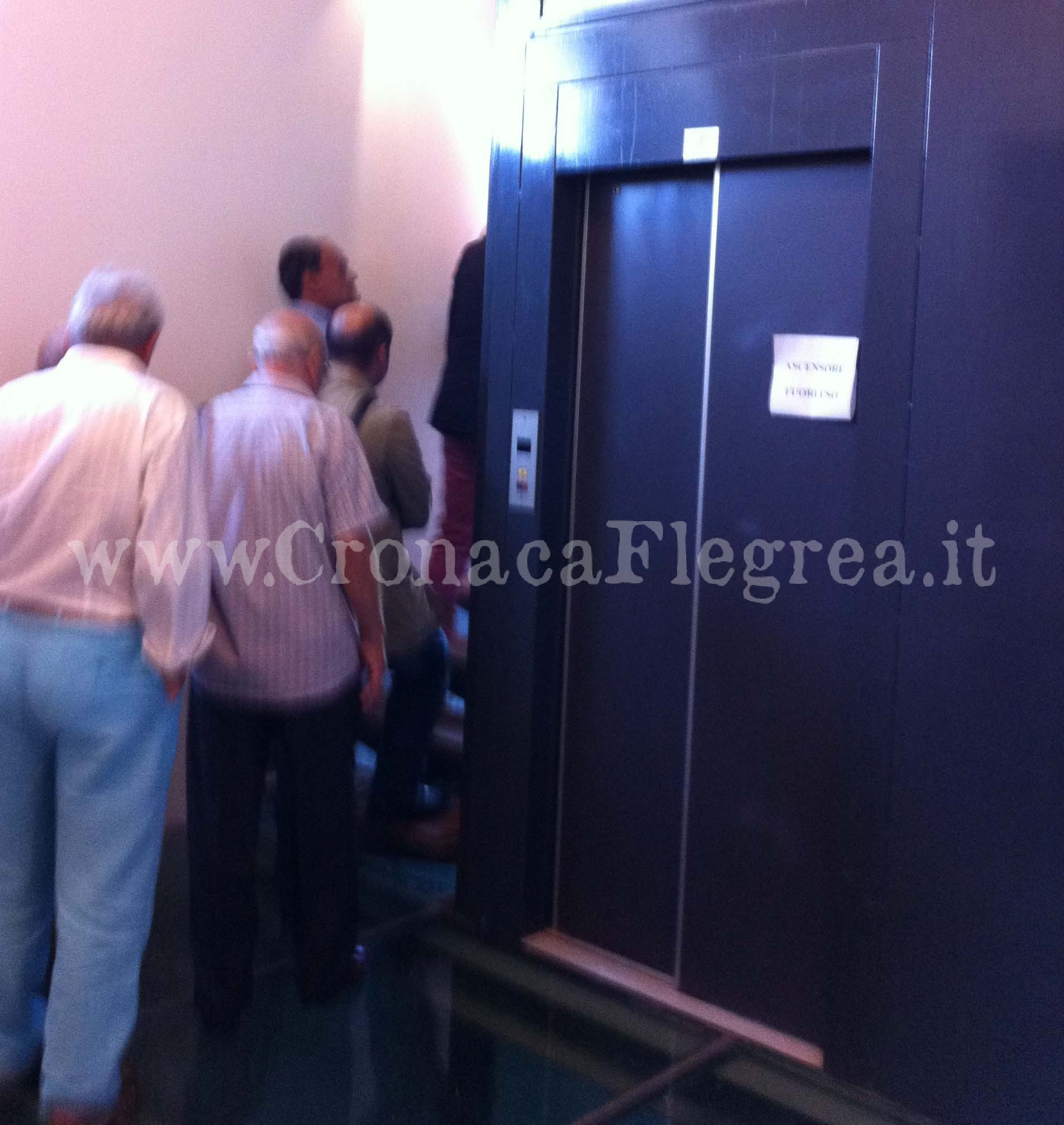 POZZUOLI/ L’ascensore non funziona, in 8 minacciano di far saltare il consiglio comunale