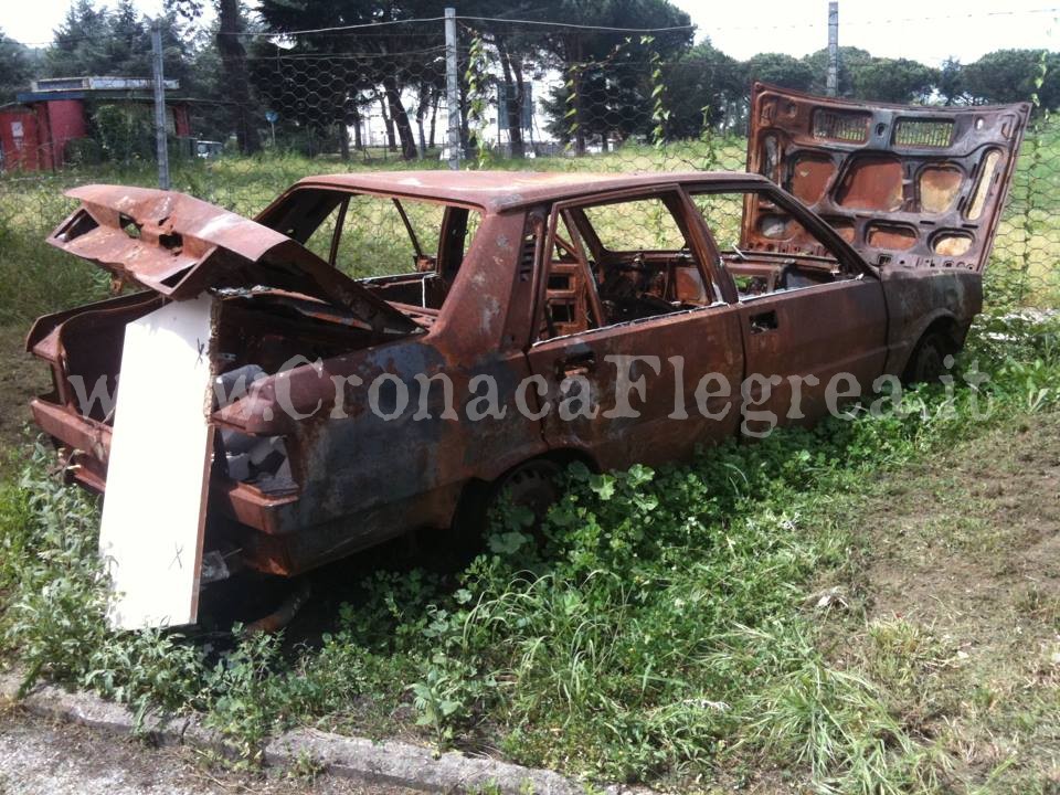 POZZUOLI/ Auto abbandonata e data alle fiamme – LE FOTO