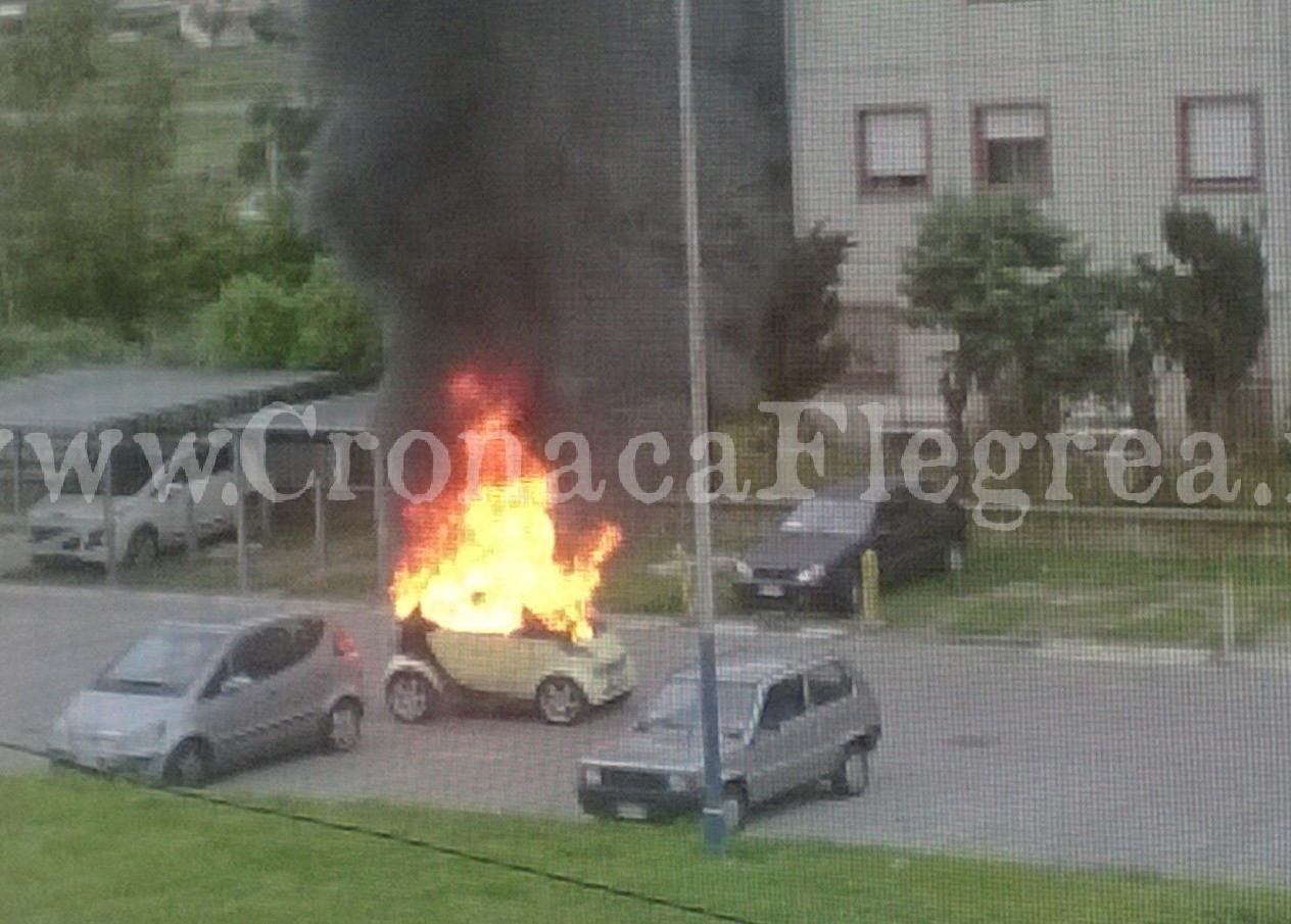 POZZUOLI/ Auto in fiamme, paura a Monterusciello – LE FOTO