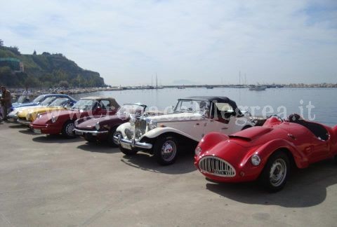 A Bacoli e Monte di Procida sfilano auto e moto d’epoca