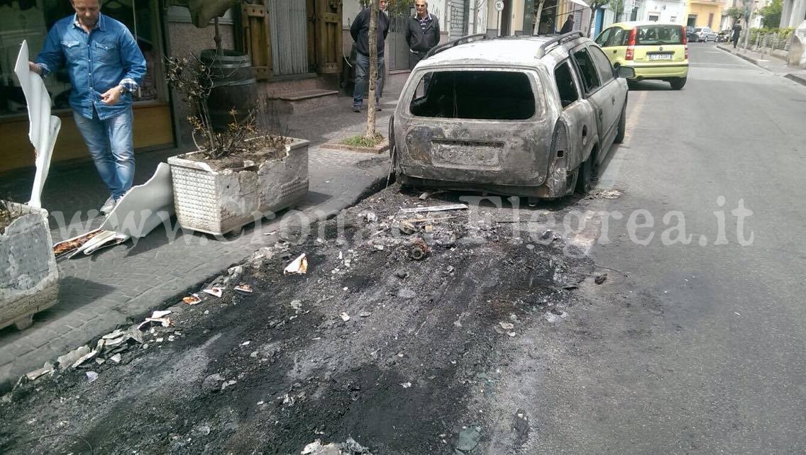 BACOLI/ Paura nella notte: due auto distrutte dalle fiamme, danneggiato un negozio – LE FOTO