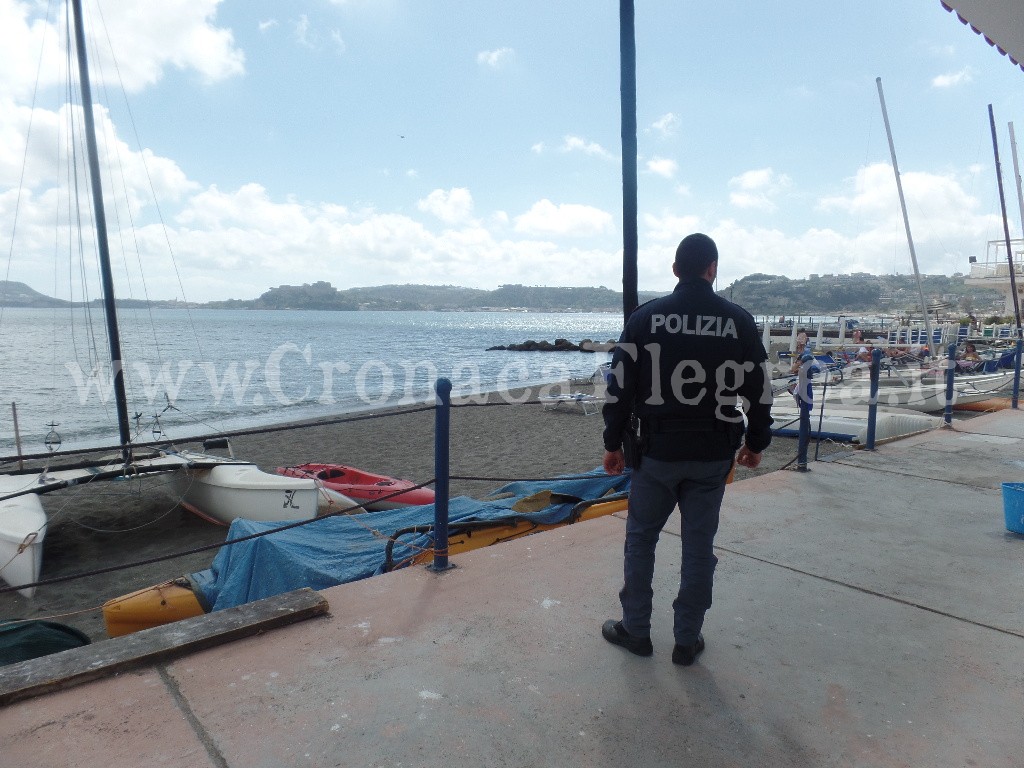 A Pozzuoli ok alle passeggiate in spiaggia e alla pesca: ancora vietati i tuffi