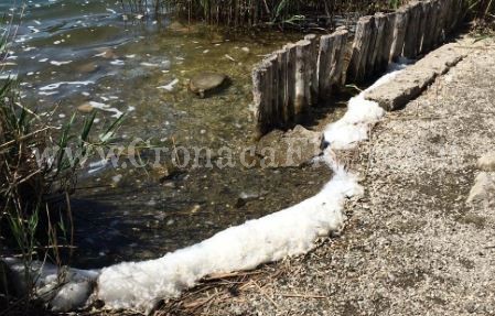 POZZUOLI/ Schiuma sospetta nel Lago d’Averno