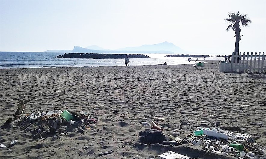 BACOLI/ Falò in spiaggia ed immondizia, tornano le “notti brave” a Miseno