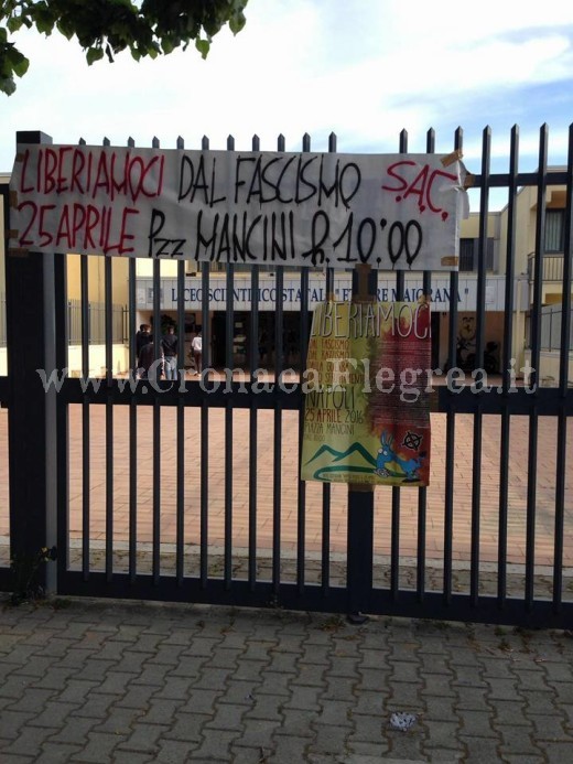Striscioni di protesta affissi all'ingresso del Liceo "Majorana"