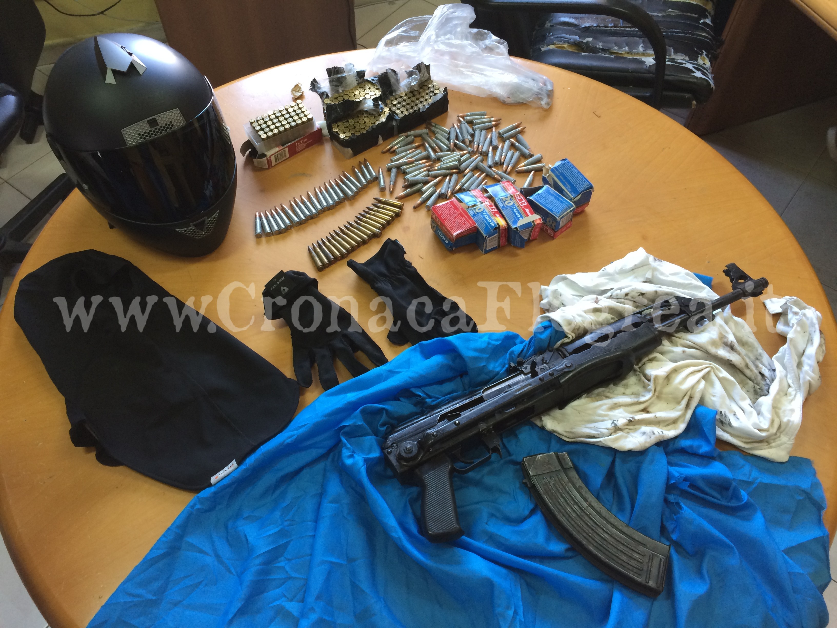 Trovato con un Kalashnikov nel bagno: arrestato 31enne