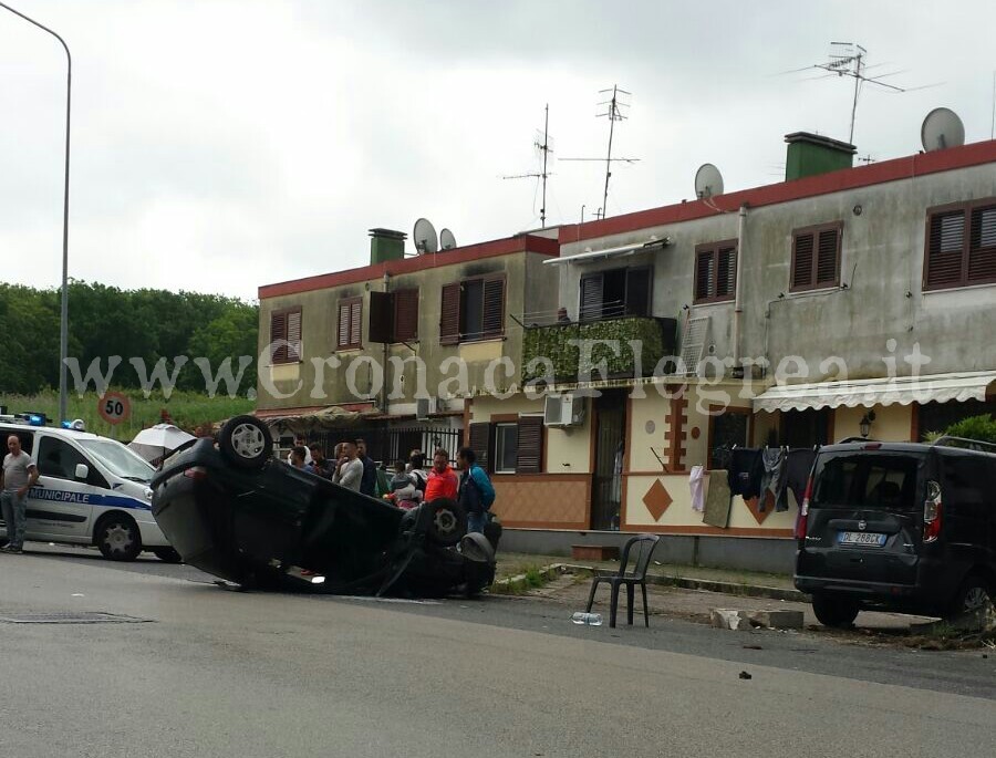 POZZUOLI/ Spaventoso incidente, auto si ribalta a pochi metri dalle case