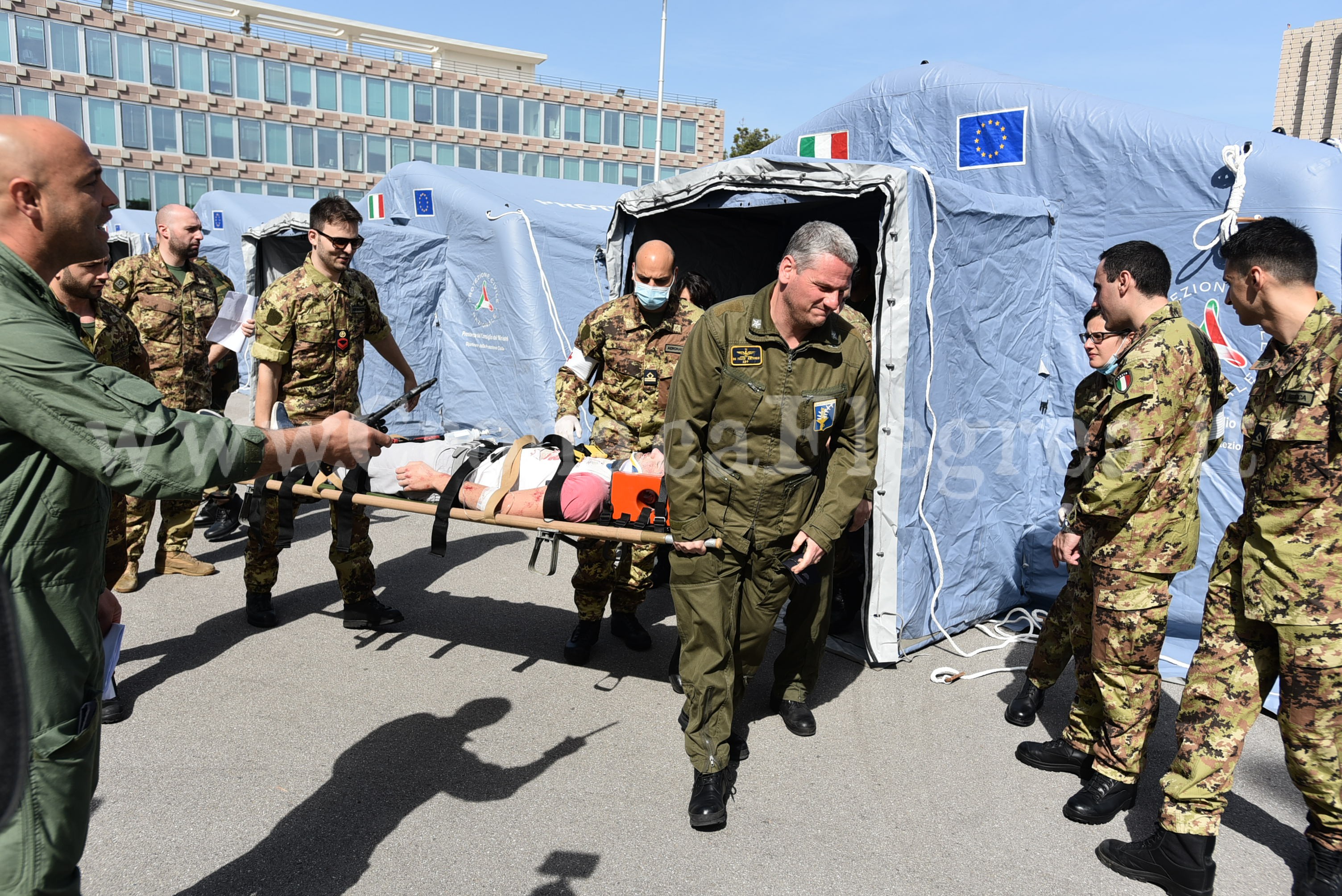 Feriti, elicotteri, ambulanze e militari: a Pozzuoli si fanno le prove di terremoto – LE FOTO